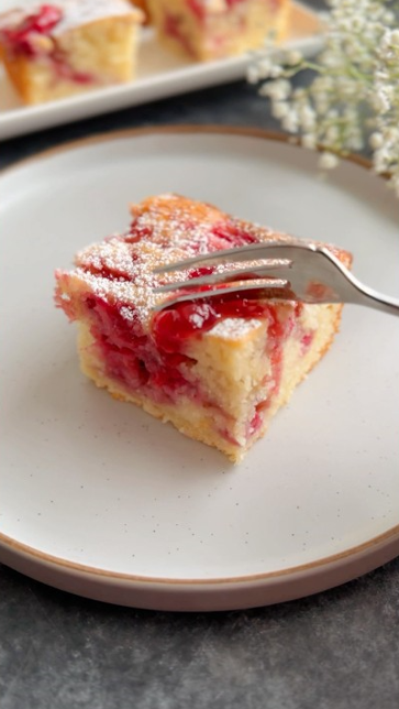 Discover a tropical coconut cake with sweet raspberry flavor