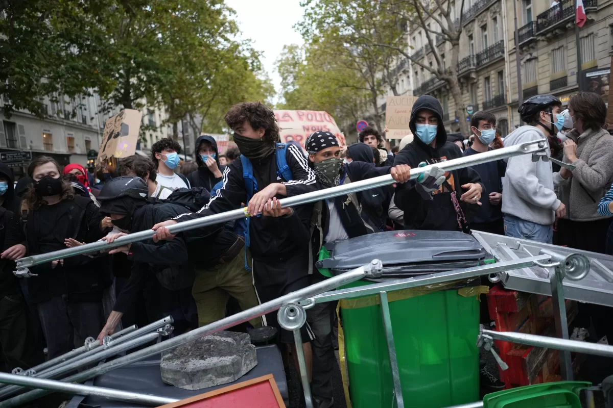 Rivolta dei liceali in Francia. Lezioni sospese, strade in fiamme: la ...