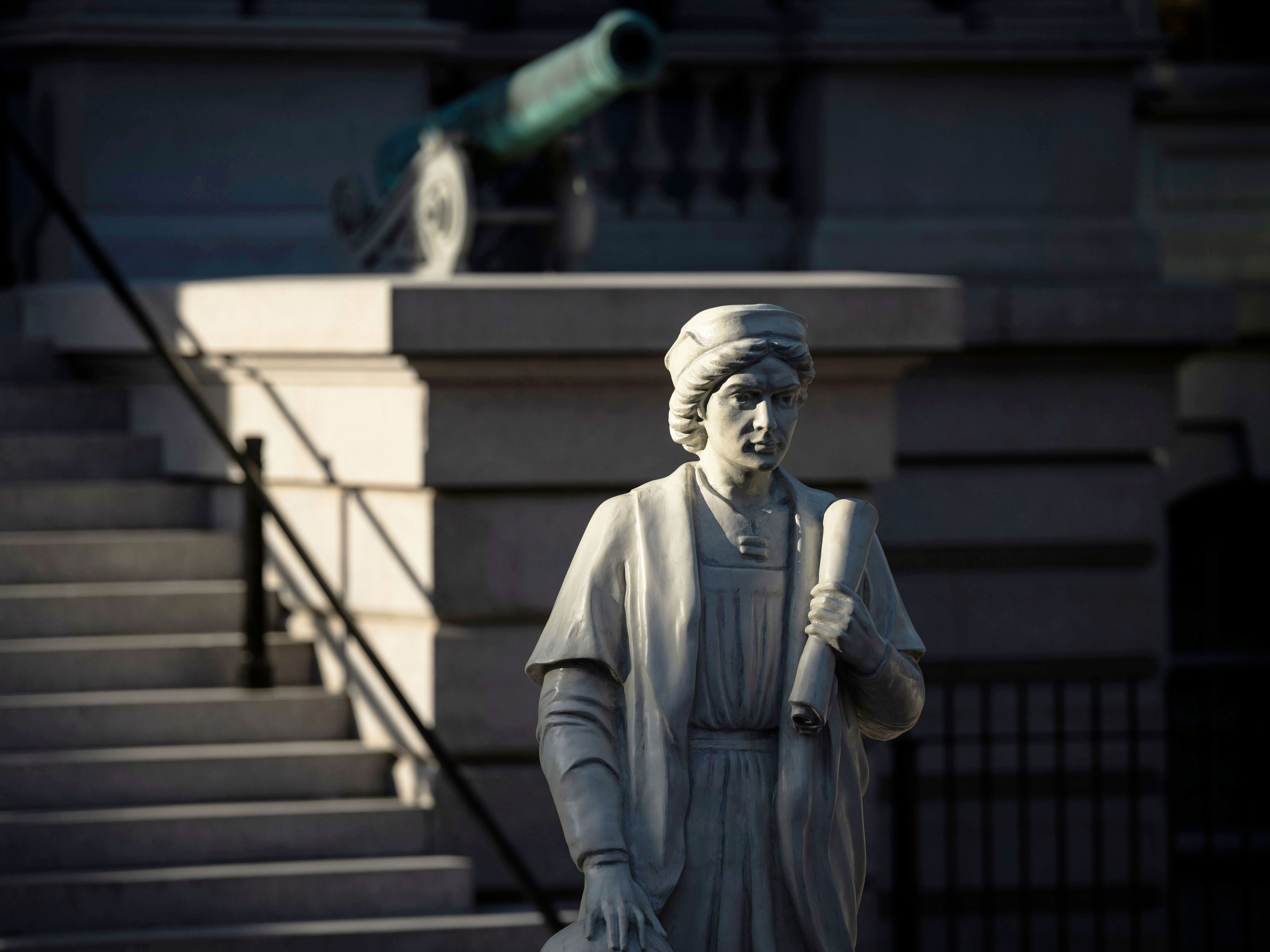 Inside Trump's push to bring Christopher Columbus to the White House