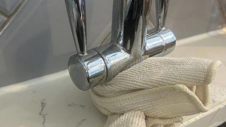 Remove stubborn kitchen faucet stains with this simple vinegar trick