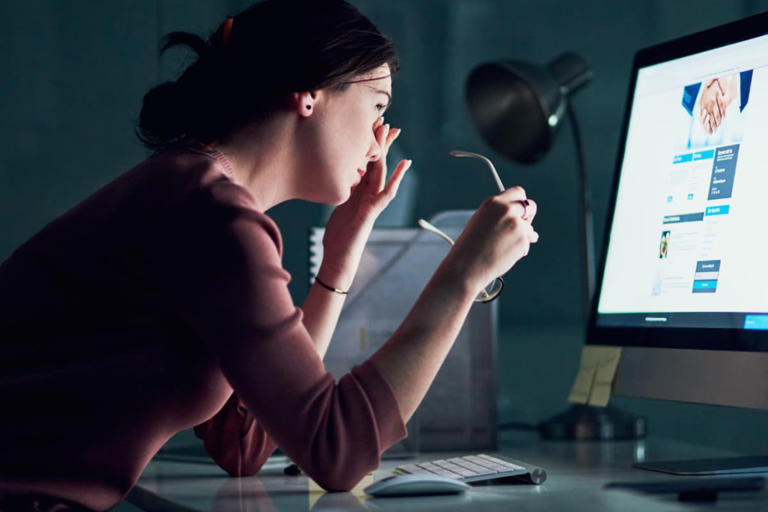 Working at 100% brightness? Ophthalmologist explains how your laptop ...