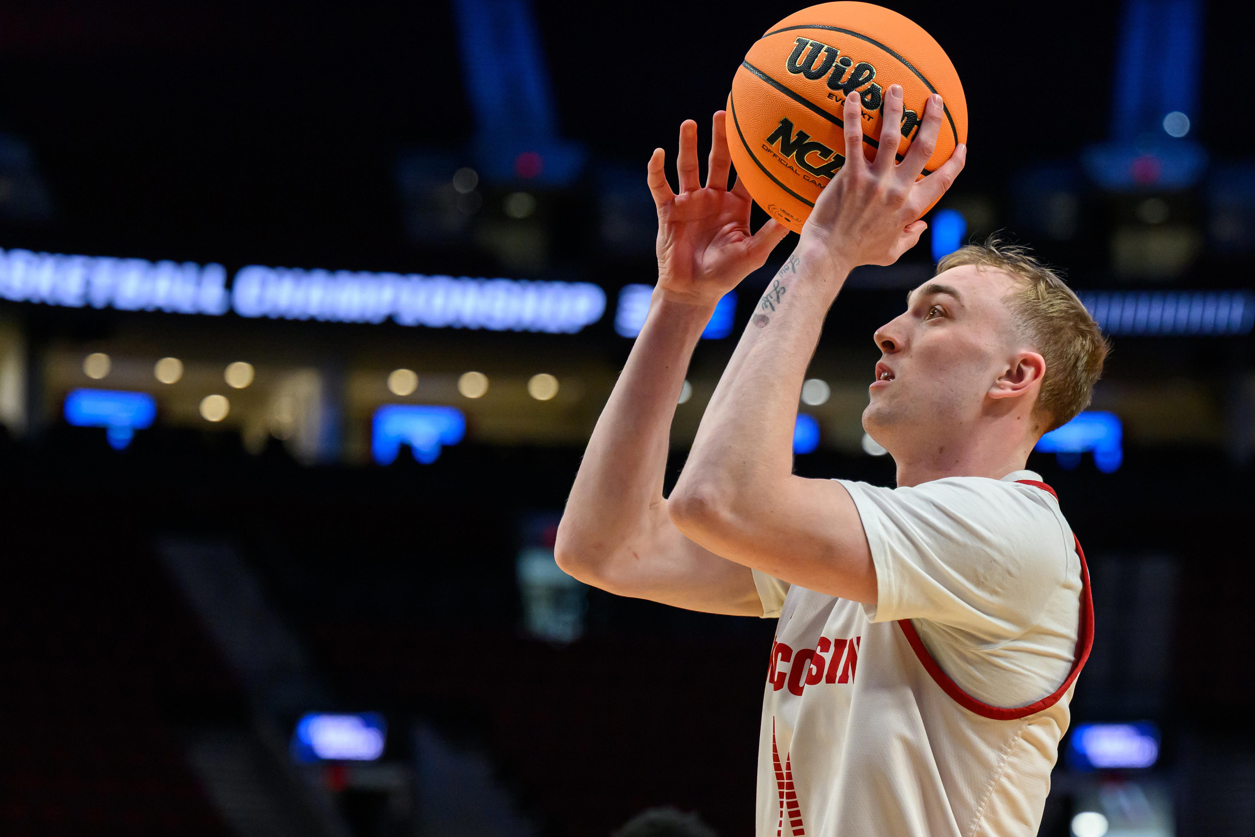 Wisconsin guard enters transfer portal days before first exhibition