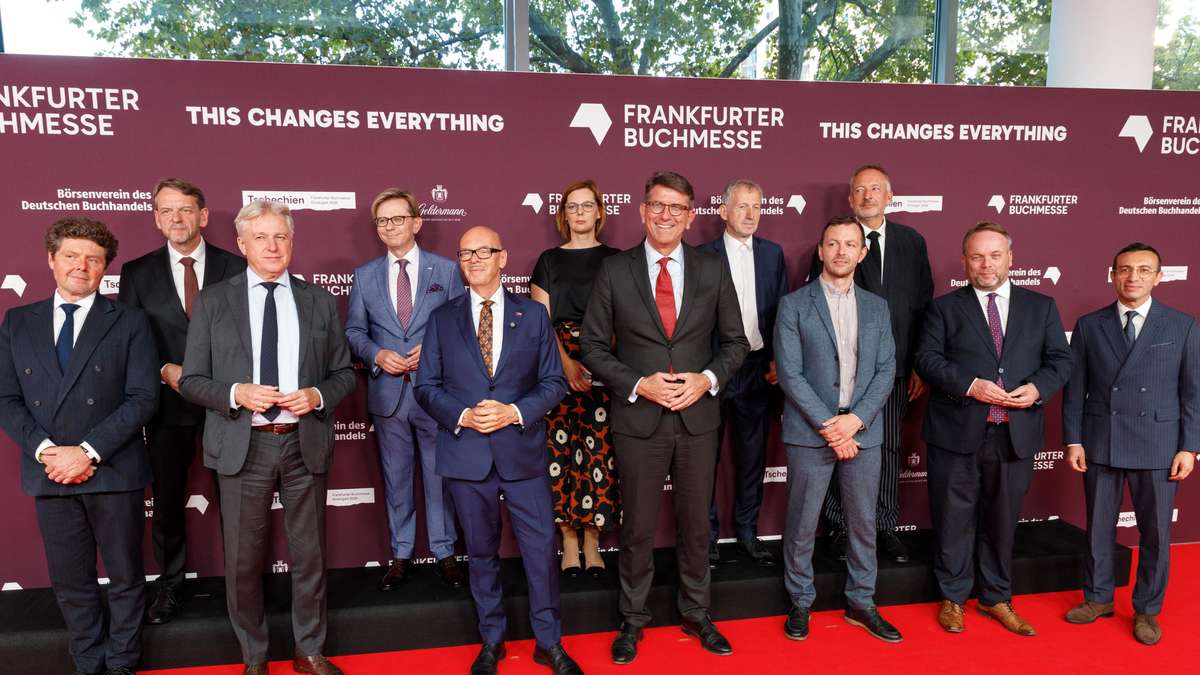 Weimer postet Bild von Männern in Anzügen – Foto von Buchmesse geht ...