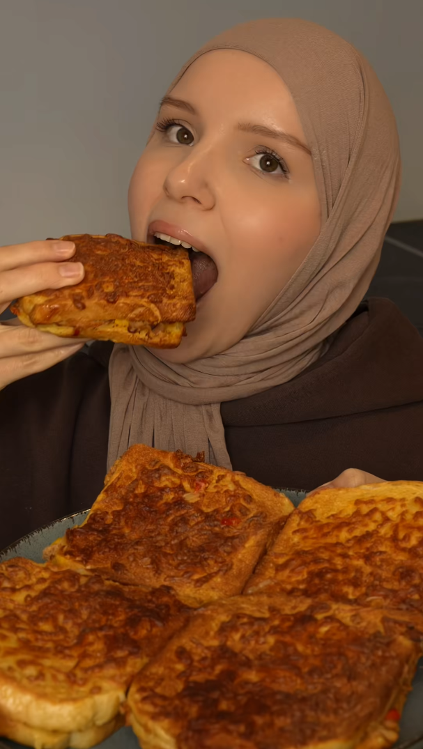 Knuspriger Käse Toast mukbang mit geschmolzenem Käse