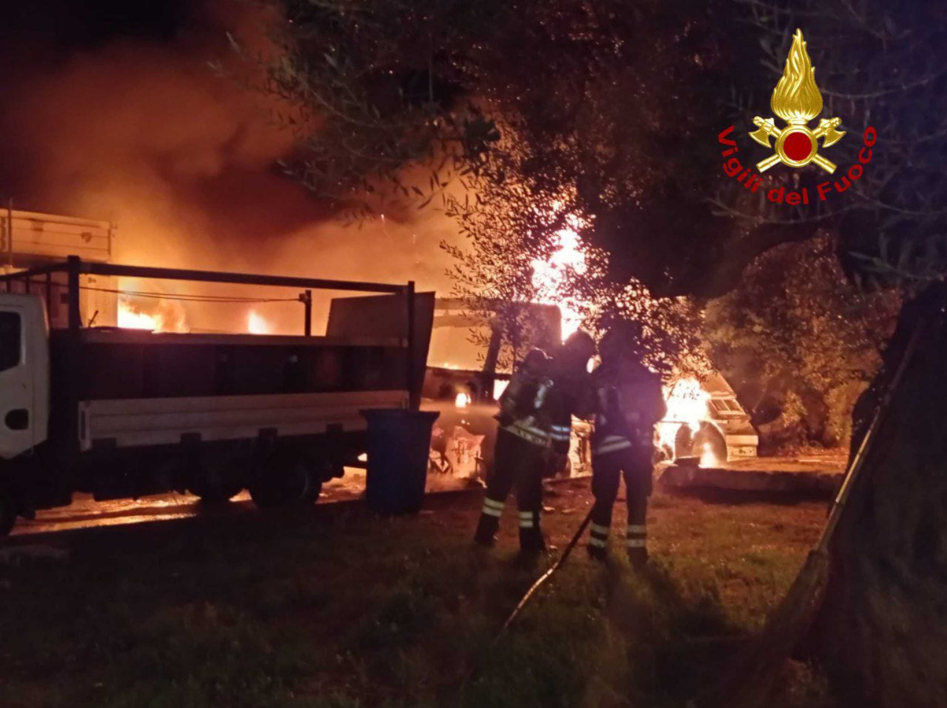 Vasto incendio in azienda di rifiuti nel Brindisino, s'indaga per dolo
