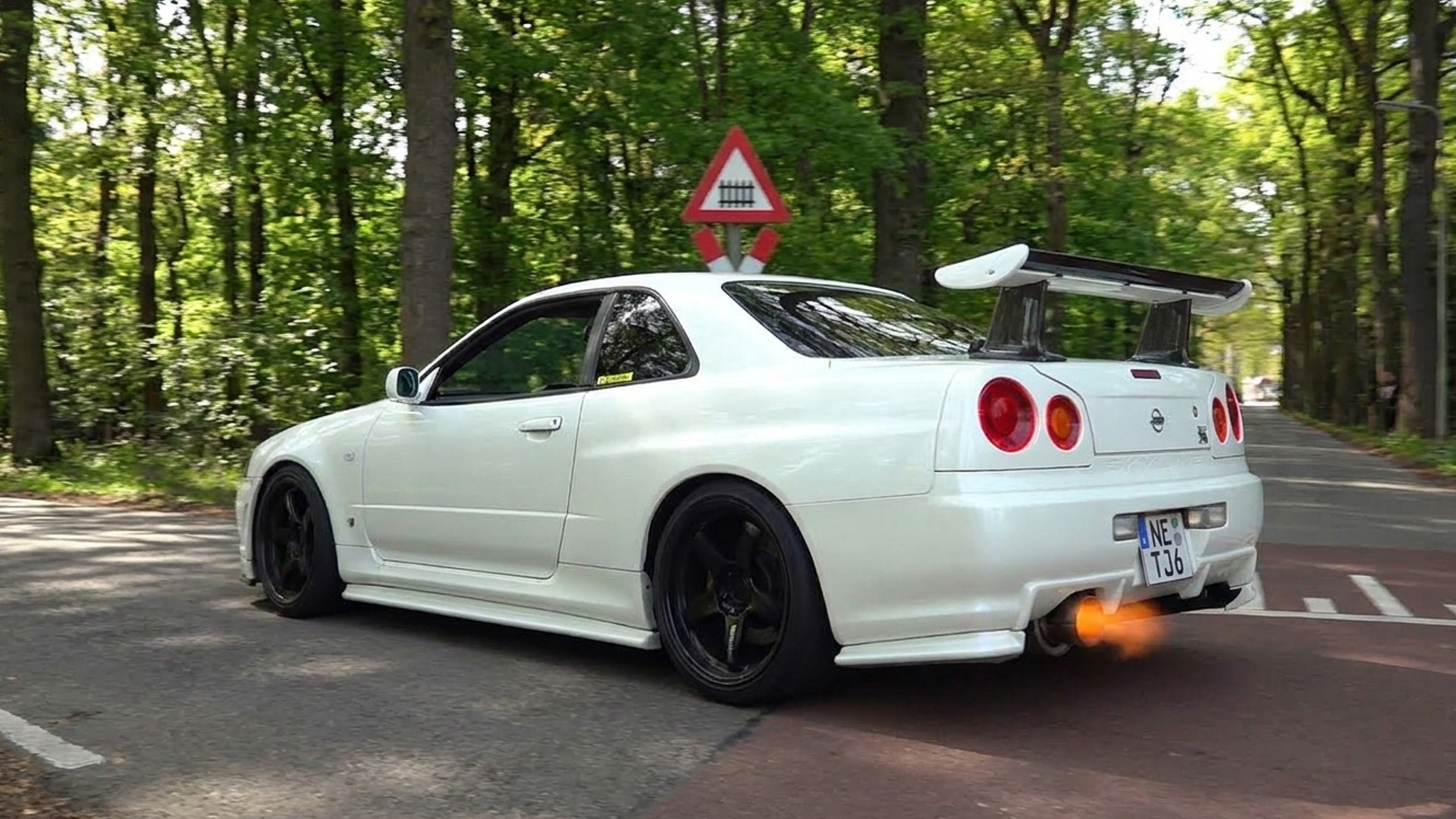 Nissan Skyline GT-R R34 spuwt vlammen op de weg