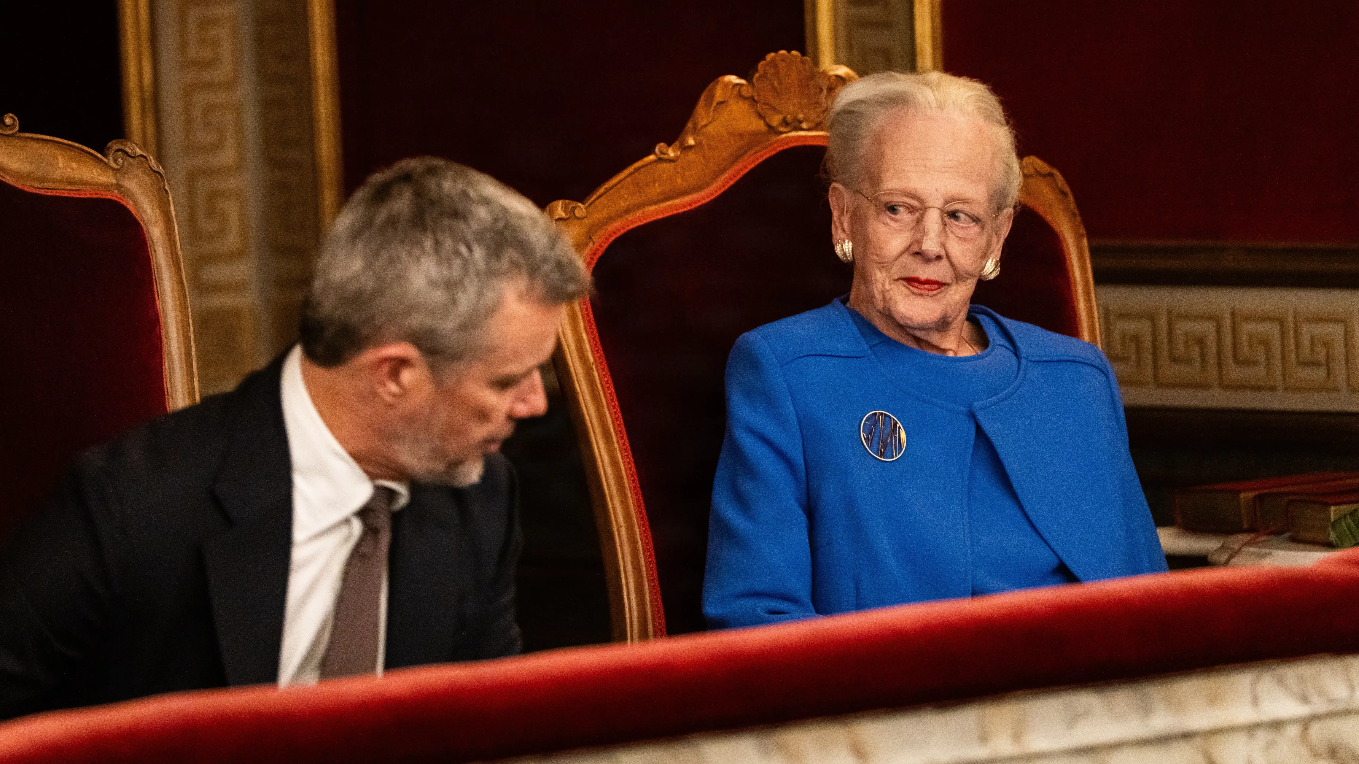 Dronning Margrethe vækker opsigt: Dukker op med plaster på næsen