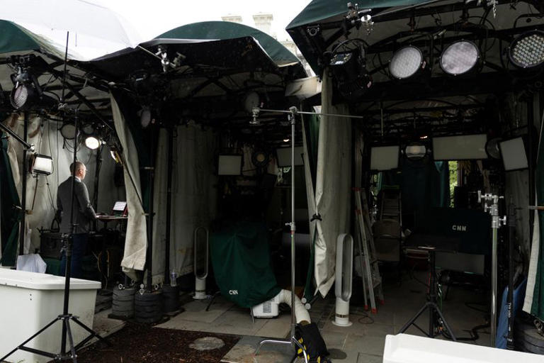El espacio de transmisión en vivo de CNN en la Casa Blanca permanece vacío mientras otro reportero se prepara para salir al aire en Washington, DC, EE. UU., el 22 de septiembre de 2026. REUTERS/Evan Vucci