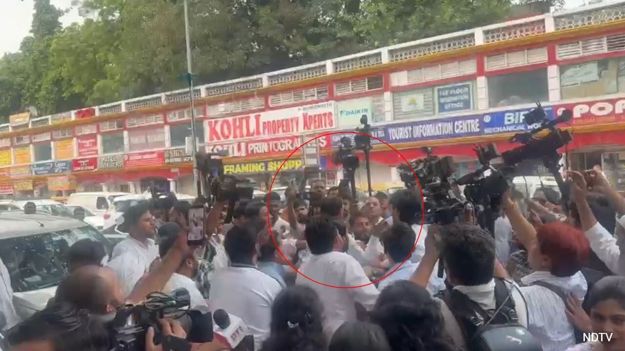 Man thrashed for raising pro-Modi slogan at opposition protest in Delhi
