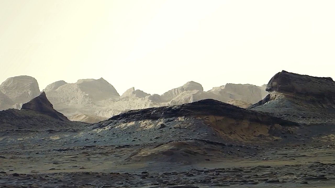 NASA's Curiosity rover captures stunning sunrise over dramatic cliffs ...