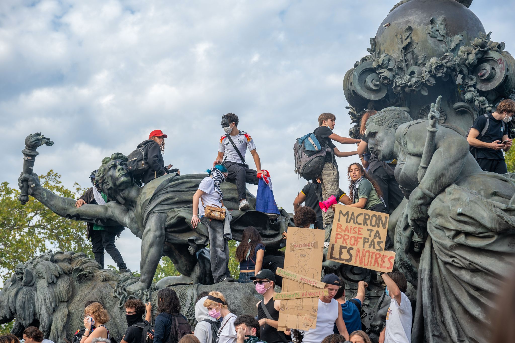French students play rap song referencing jihadists during protests
