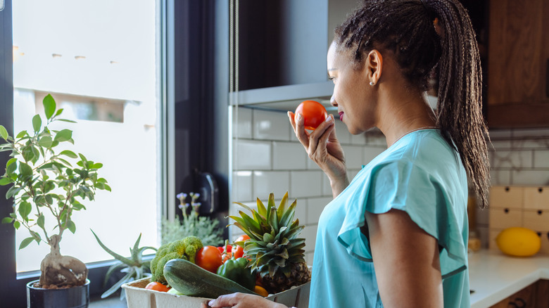 Stop fruit flies with this Dollar Tree countertop storage hack for tomatoes