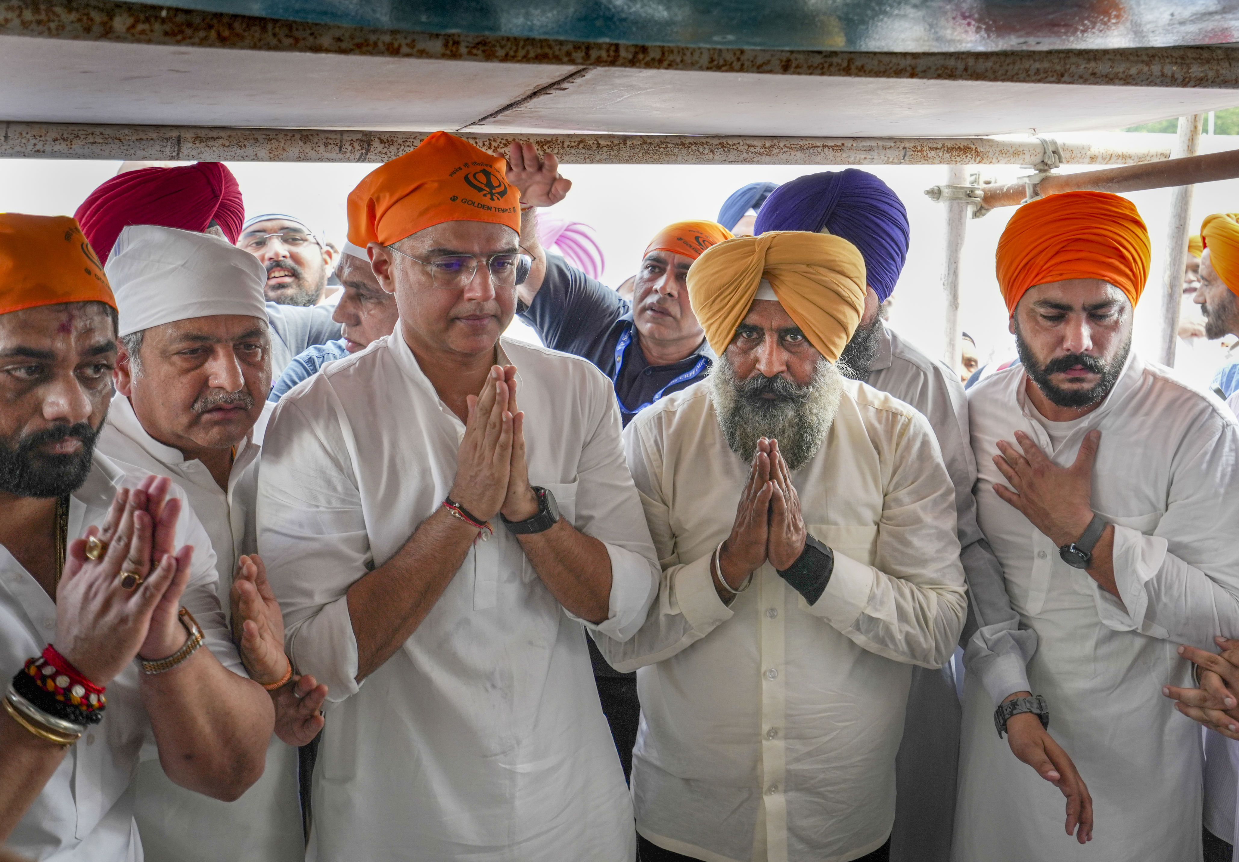 Punjab Cong chief Pargat Singh, Sachin Pilot pay obeisance at Golden Temple