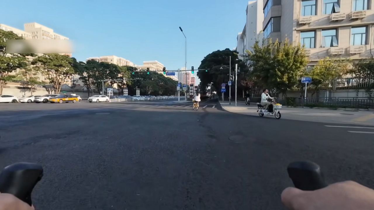 Motorcycle collides with cyclist after sudden turn at Beijing intersection