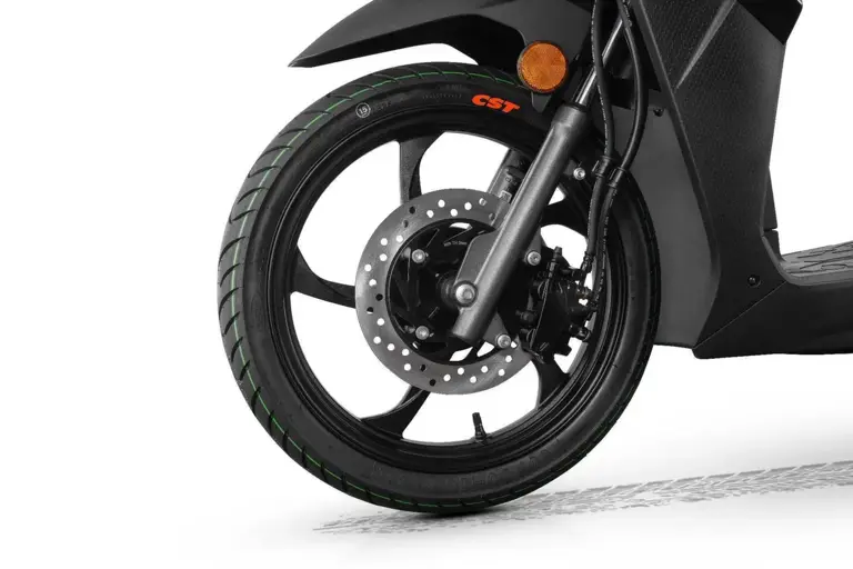 LTS 125S, il nuovo ruote alte QJ Motor che sfida il traffico (e i ...
