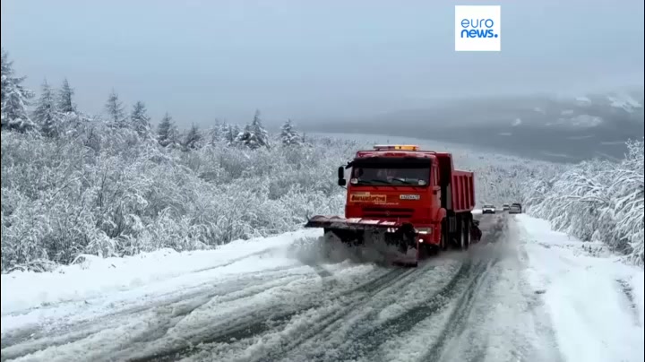 Heavy autumn snow paralyses roads in Russia’s Far East