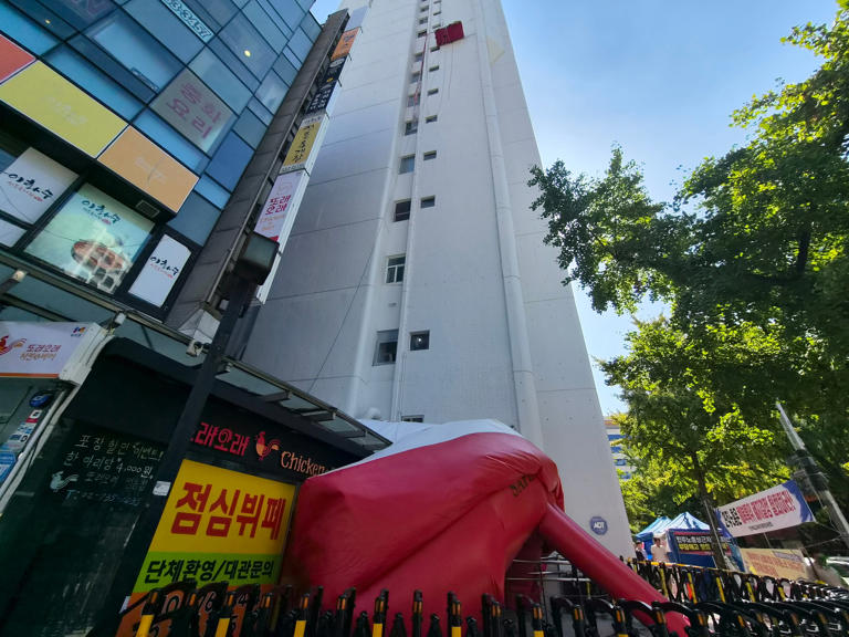 Union official's high-altitude protest disrupts Seoul, police standby