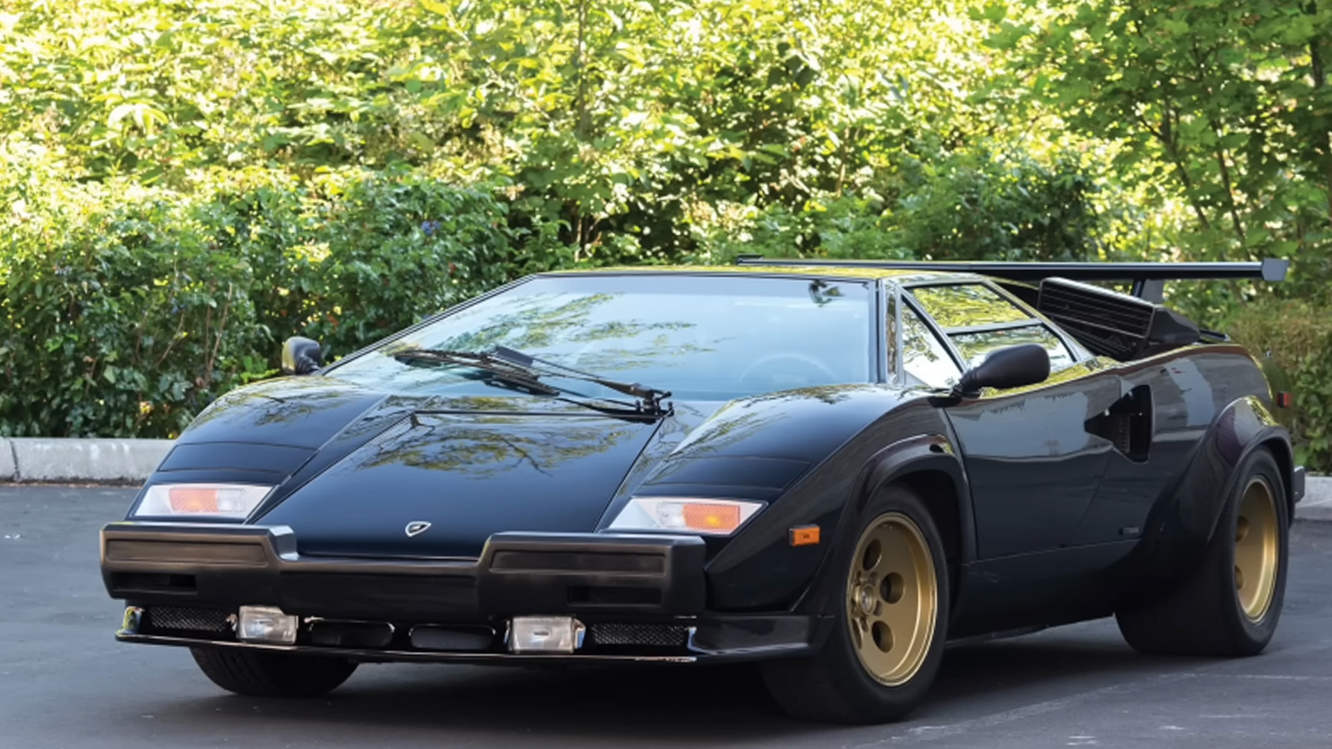 Lamborghini Diablo brings old school V12 character