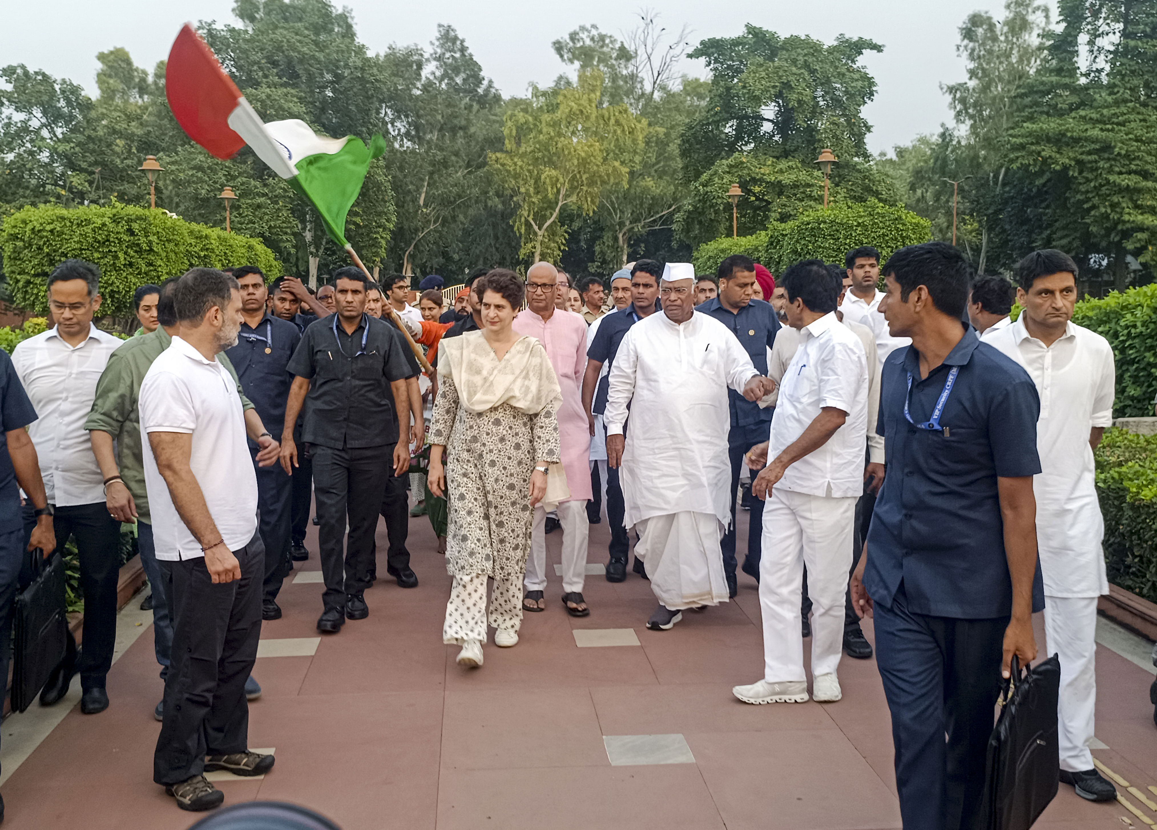 Oppn leaders pray at Rajghat, say will continue protest against CEC ...