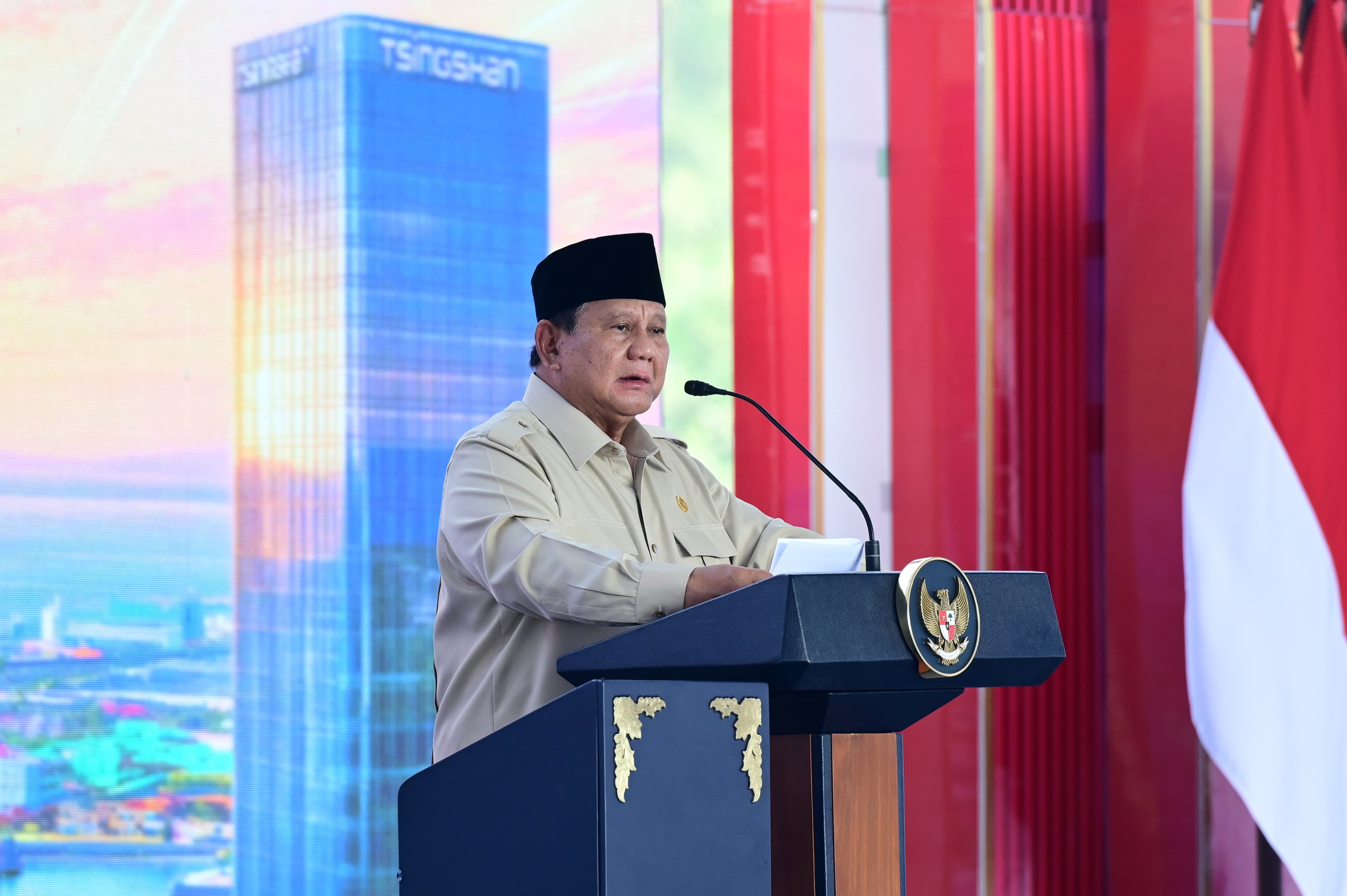 Prabowo berseloroh soal orang Indonesia timur: Makannya banyak, tetapi ...