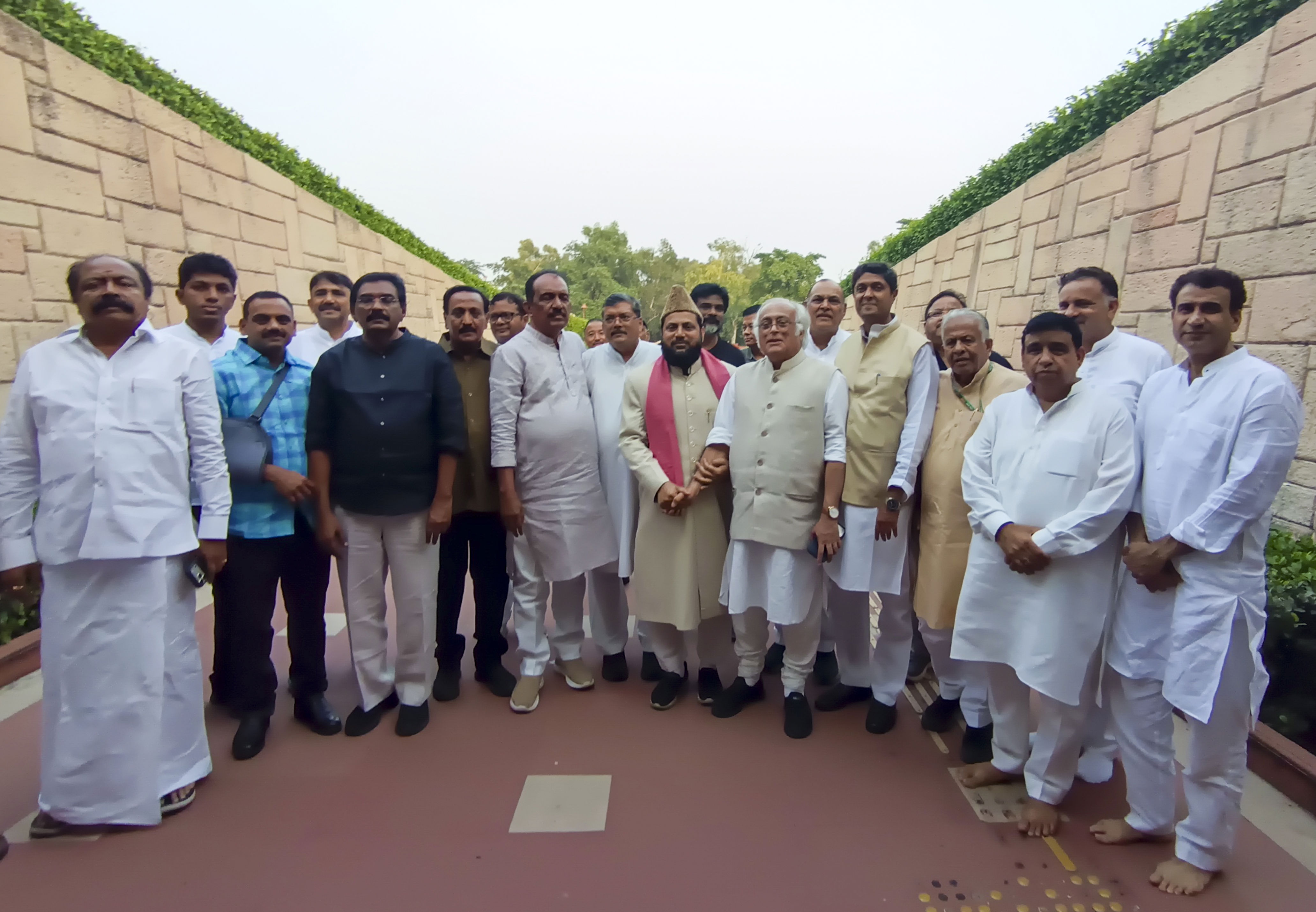 Oppn leaders pray at Rajghat, say will continue protest against CEC ...