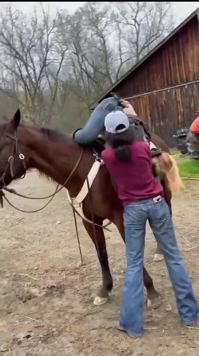 Woman gets stuck while attempting fancy horse mount