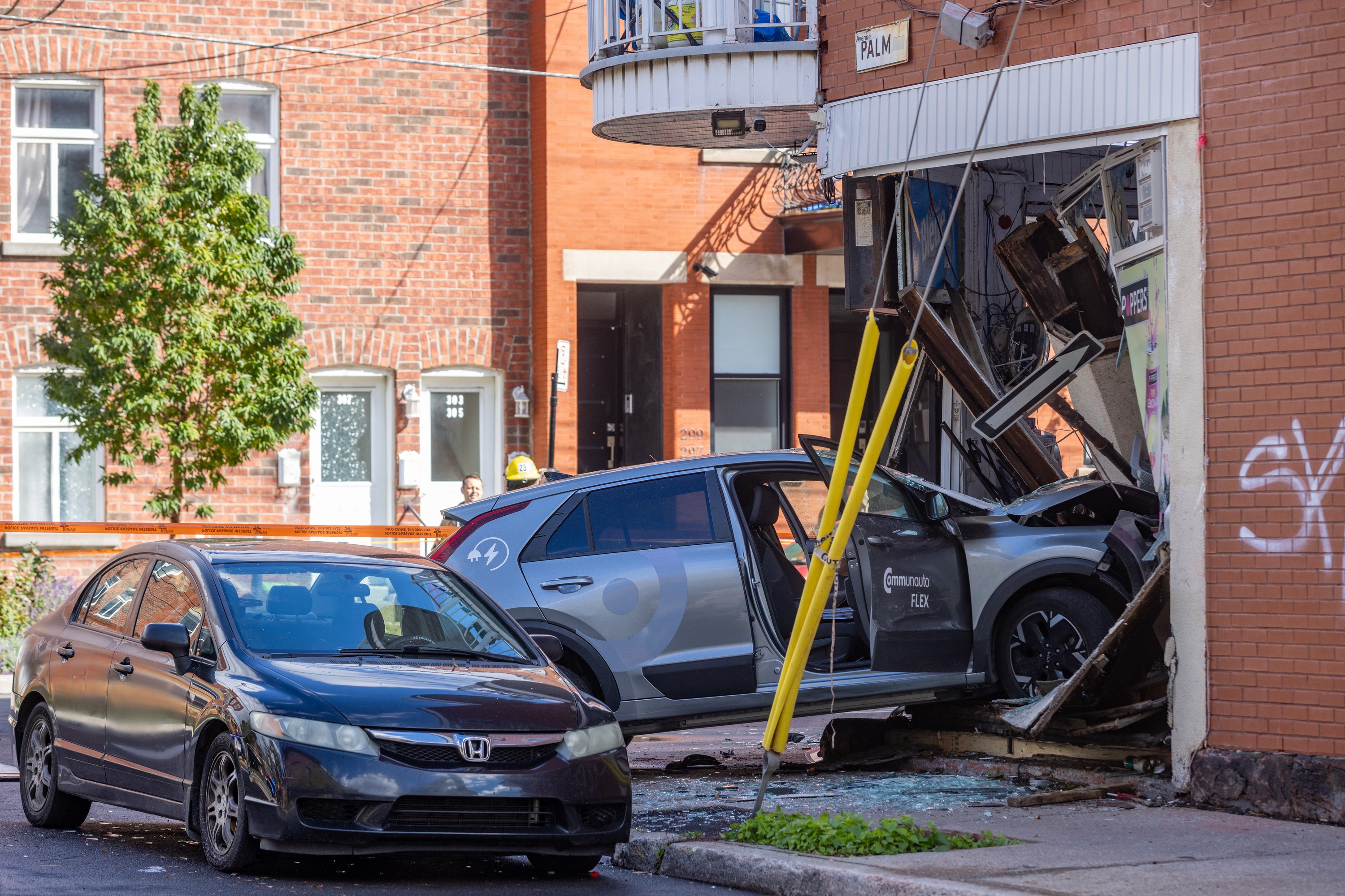 Communauto car crashes into St-Henri dépanneur during Montreal police chase