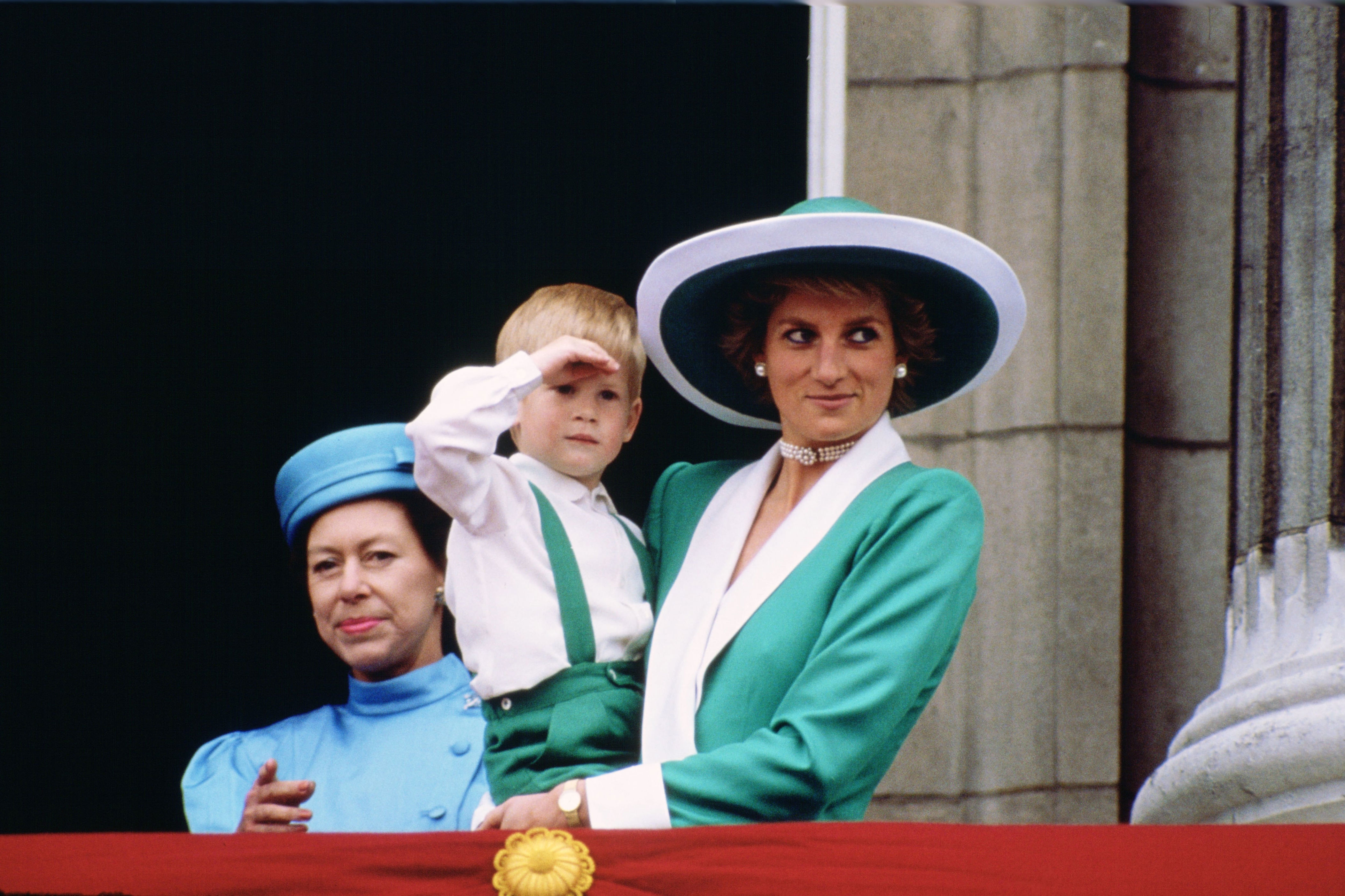 Enrique de Inglaterra y Diana de Gales en el balcón del palacio de Buckingham, en junio de 1988. 