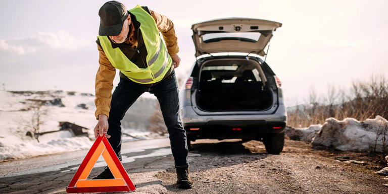 You need to stash these emergency kit essentials in your car right now