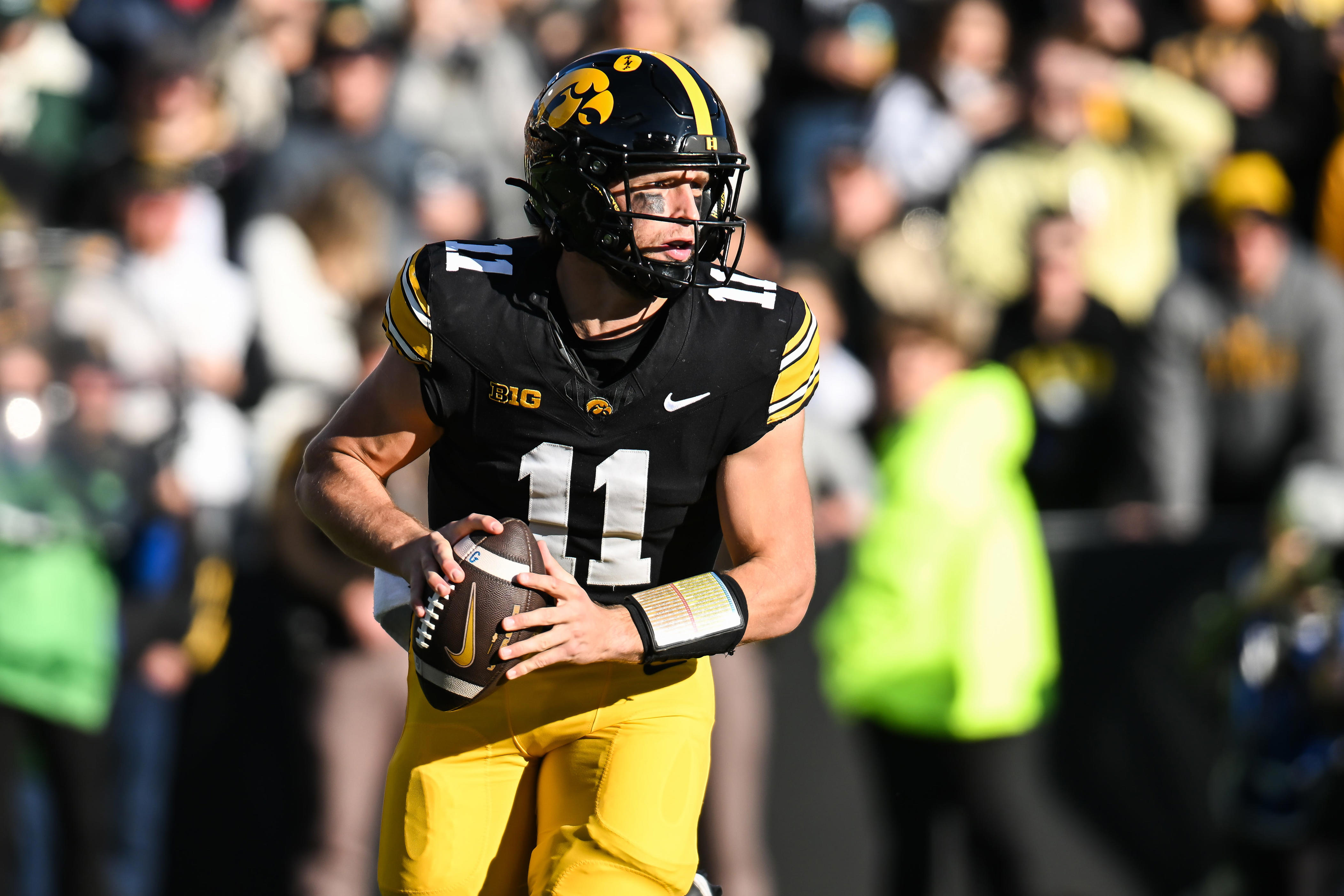 Houston Texans sign former Iowa QB Mark Gronowski to active roster