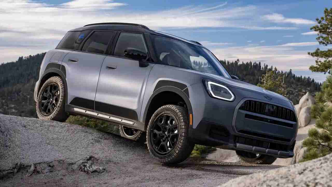 Yeni Mini Countryman yükseltilmiş süspansiyon, off-road lastikleri ve ...