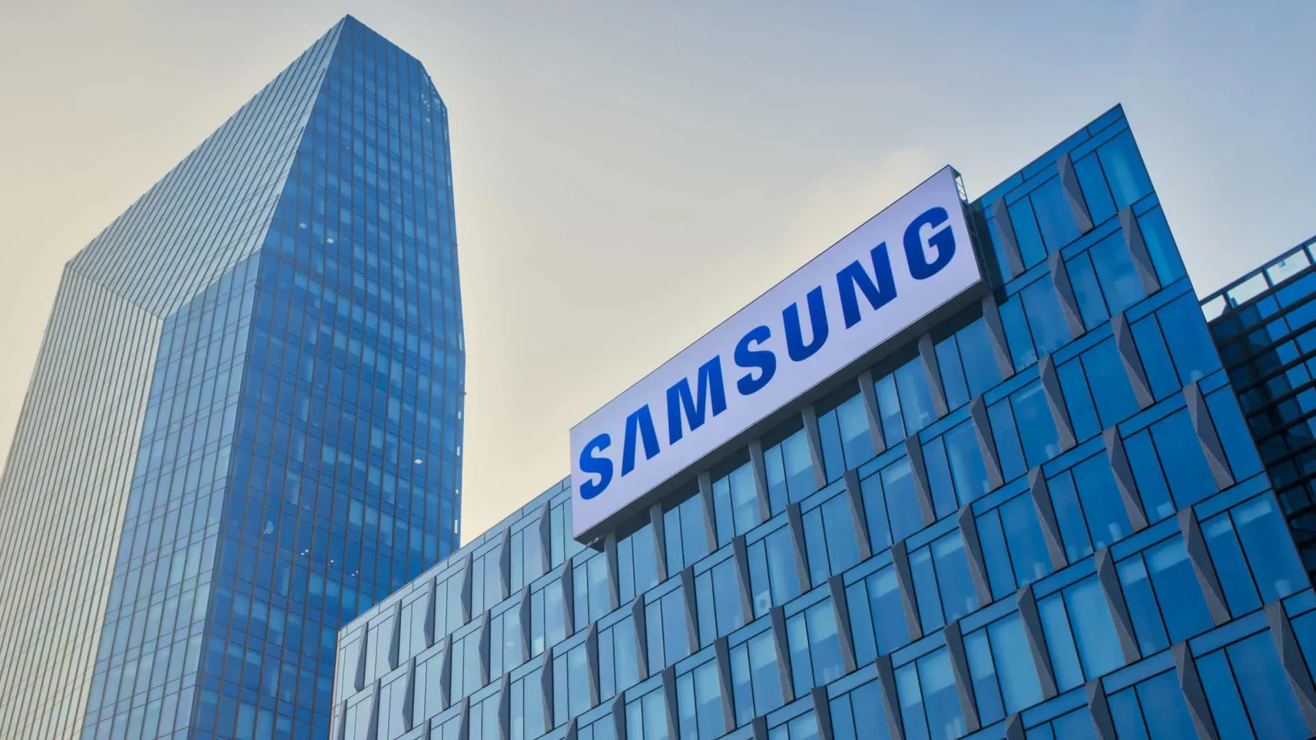 Samsung reduz produção de telemóveis em 30% devido a custos crescentes