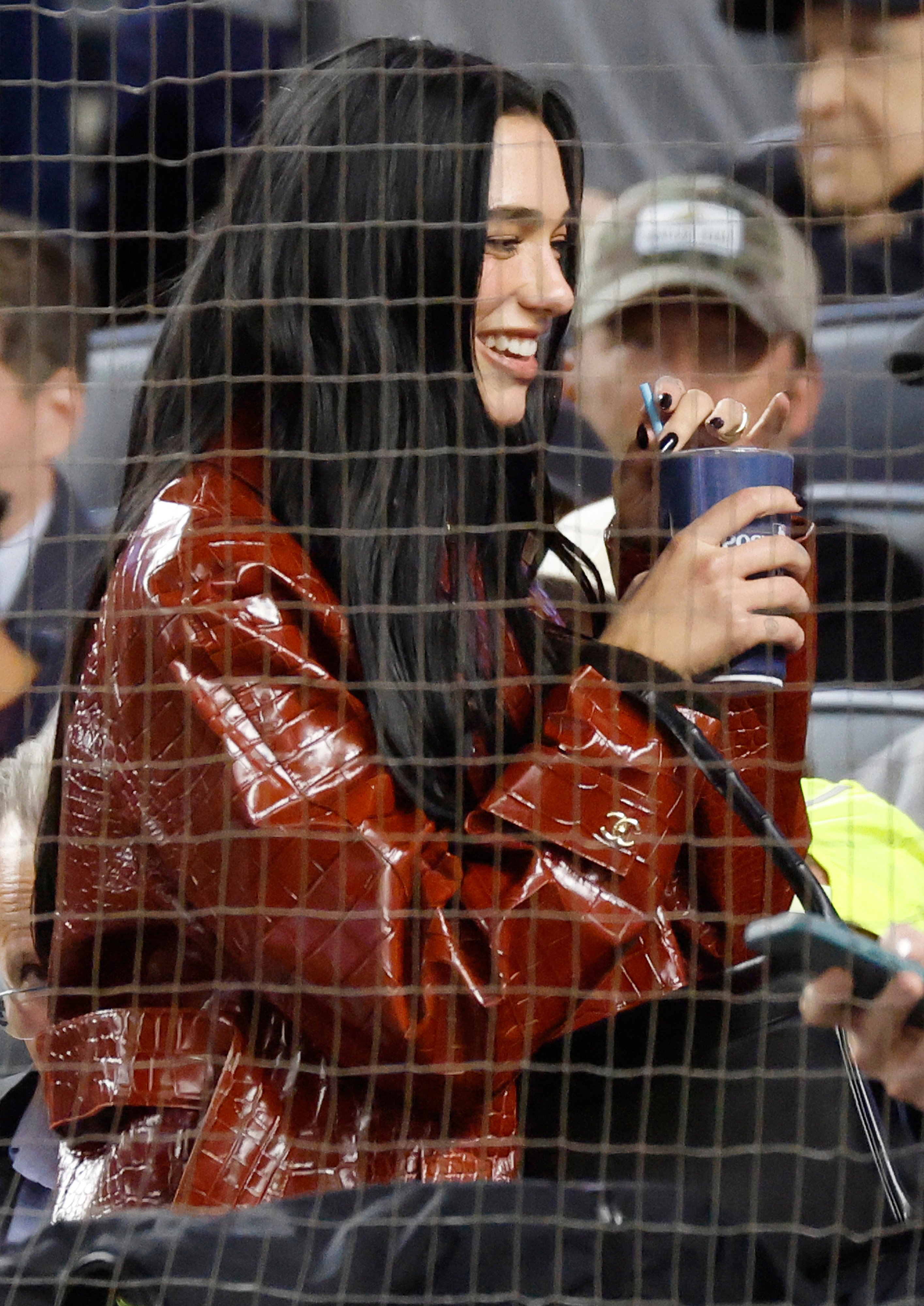 Dua Lipa llevó Chanel a su cita en un partido de baseball con Callum Turner