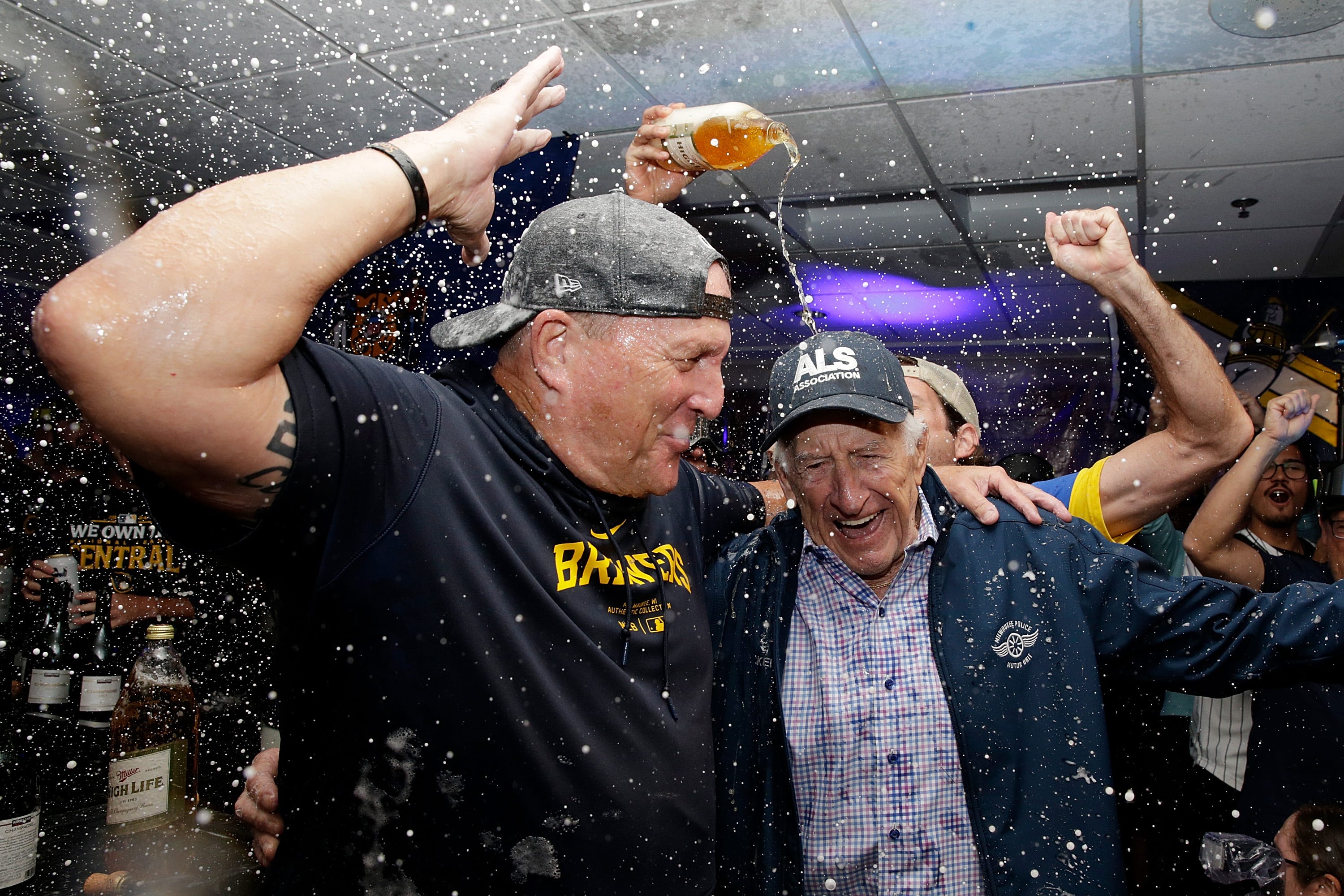 Murphy reads 'another letter from Ueck' at Brewers' NLDS celebration
