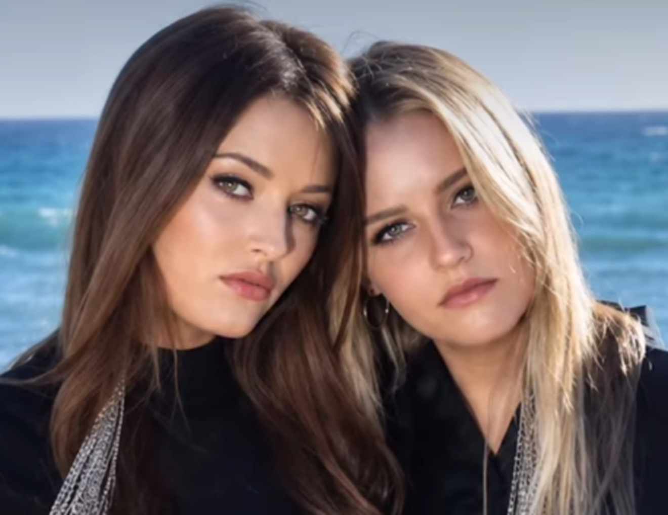 Netas de Elvis Presley aparecem em foto rara ao completarem 18 anos