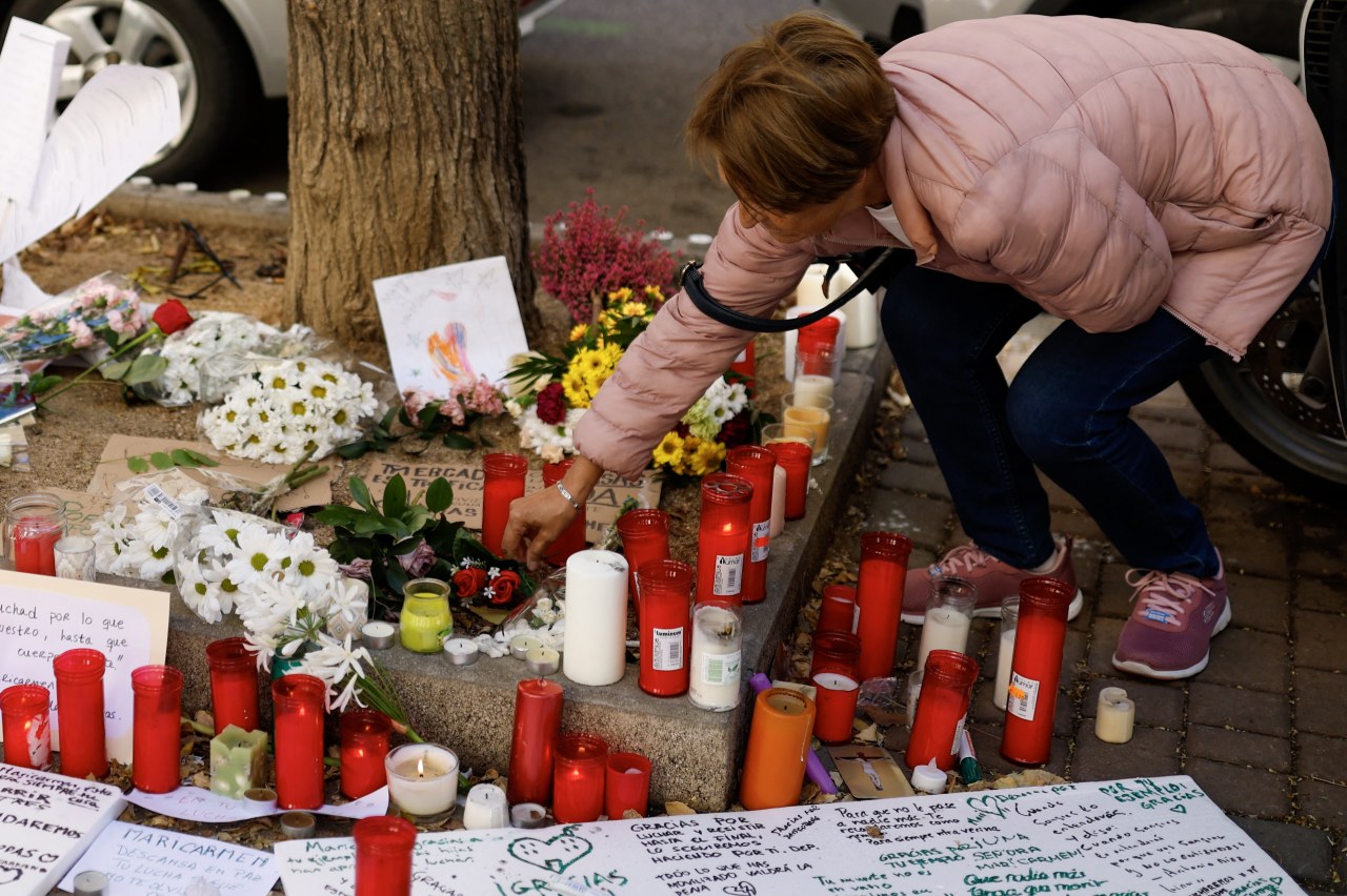In Spain, grief and politics mix after death of evicted woman