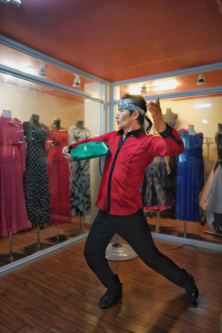Elderly dancers' waltz rhythm in Busan exhibition