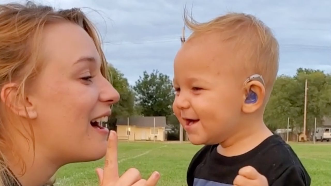 Toddler hears mom sing for first time after getting hearing aids | Happily