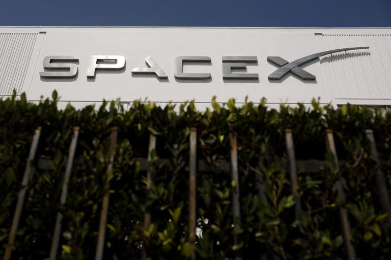 What SpaceX’s spectrum buy says about a Starlink mobile network