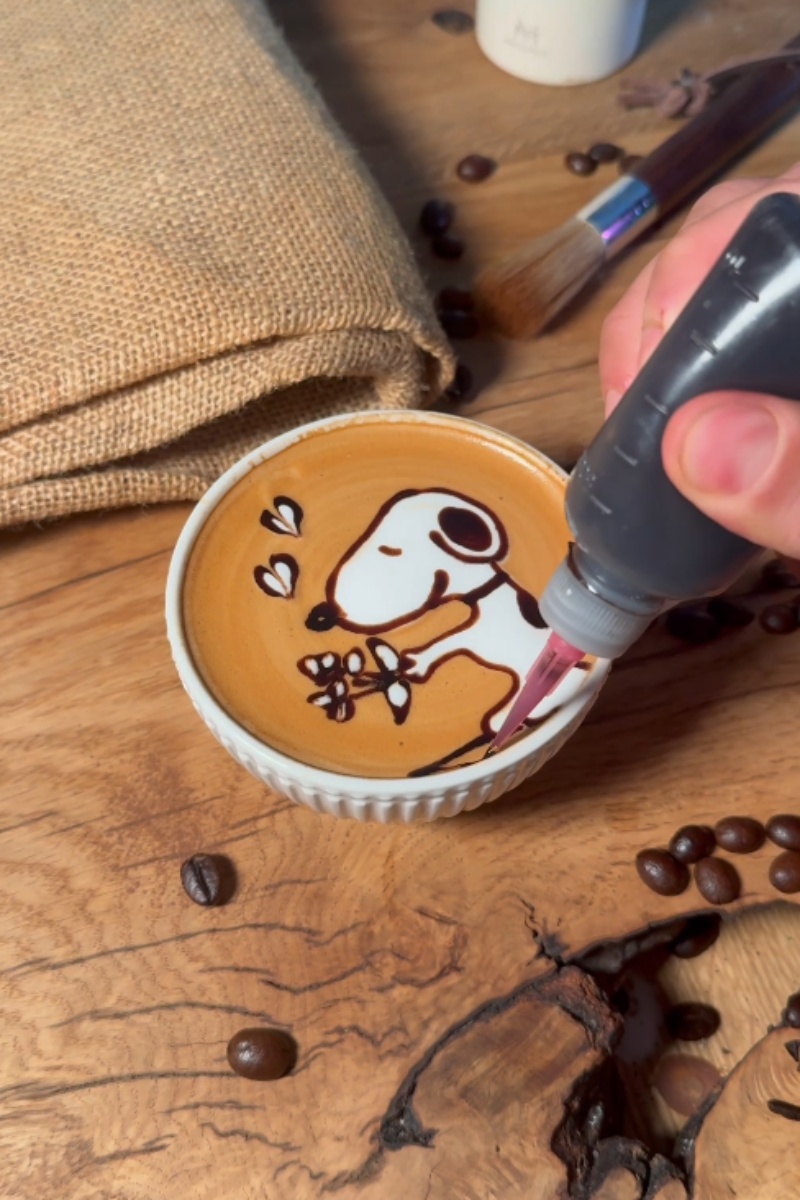 Tree design latte art