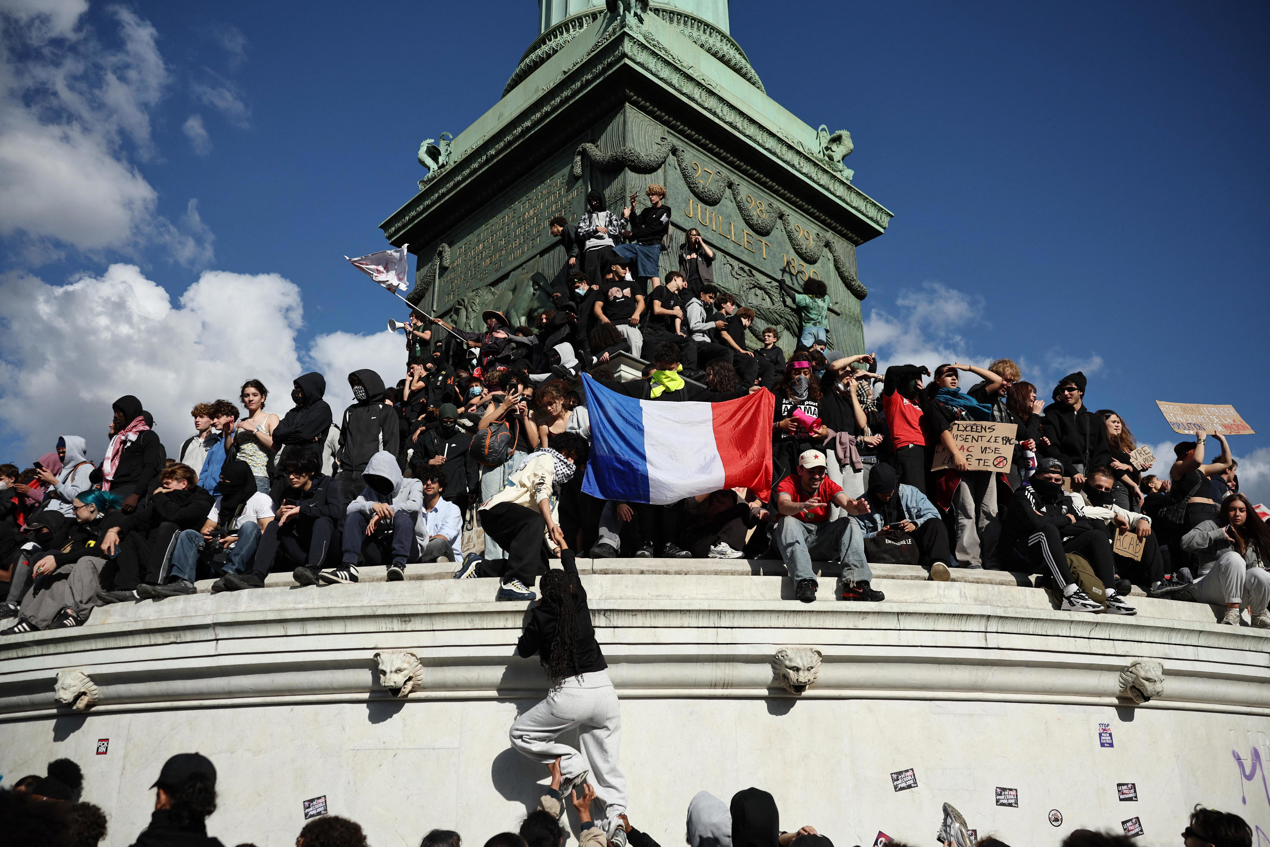 Protests continue over school conditions in France
