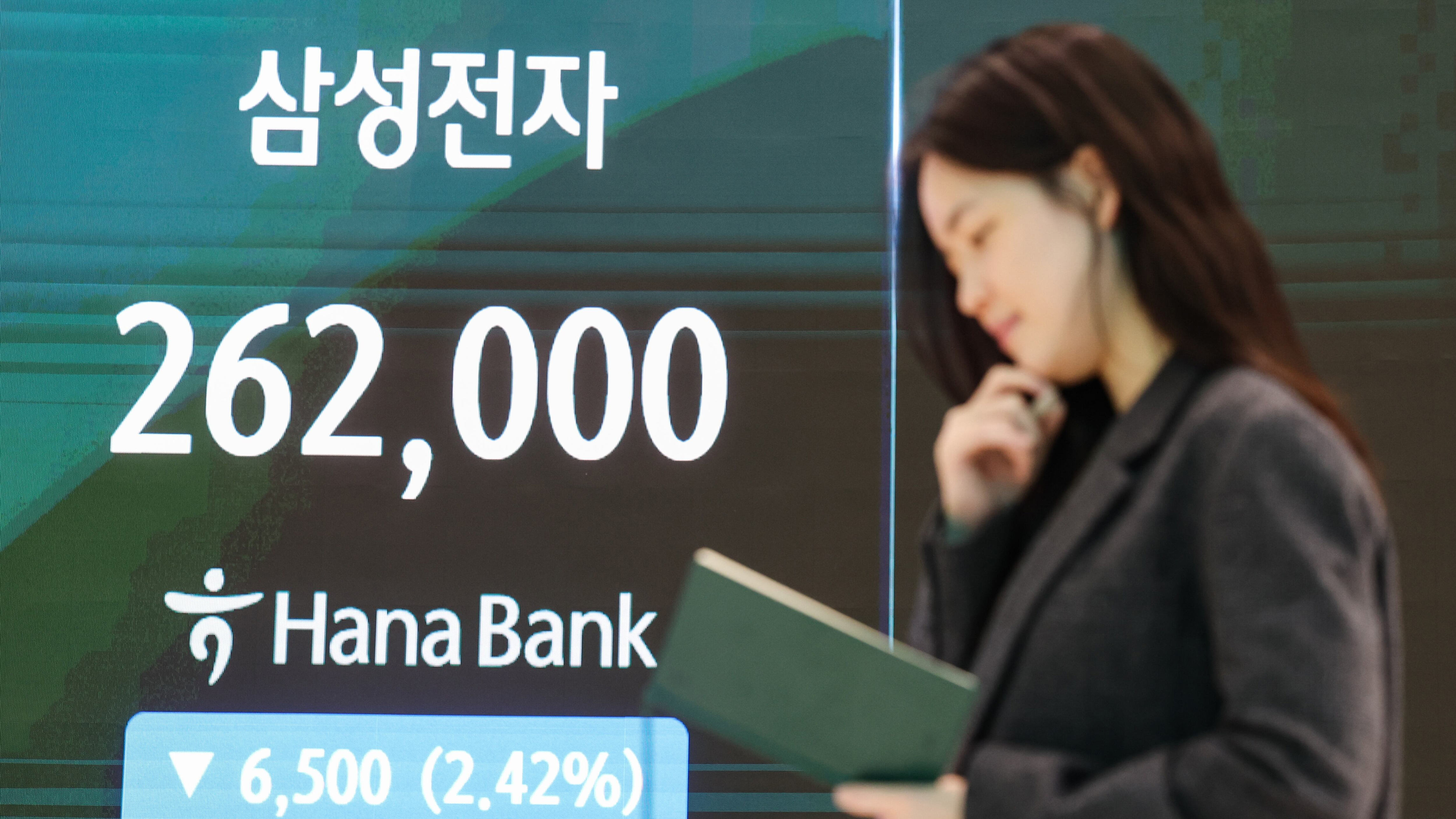 Samsung Electronics posts record profit as stock drops