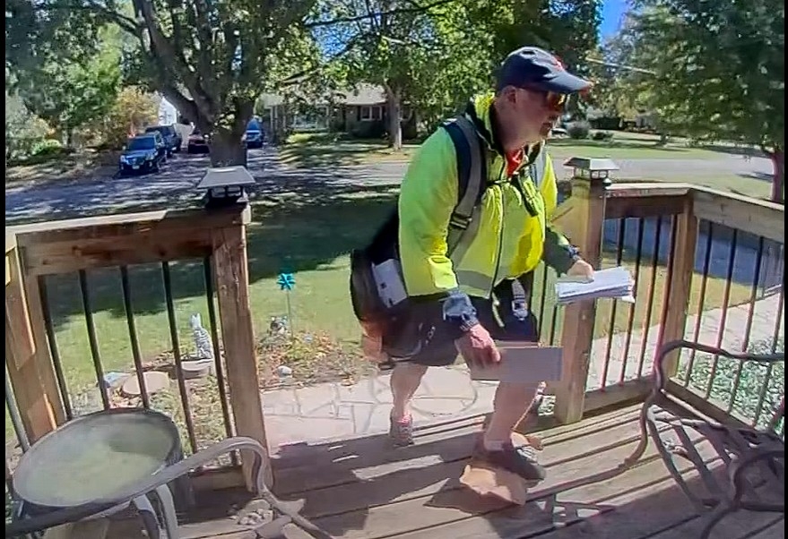 Canada Post disciplines letter carrier for stomping on Amazon package