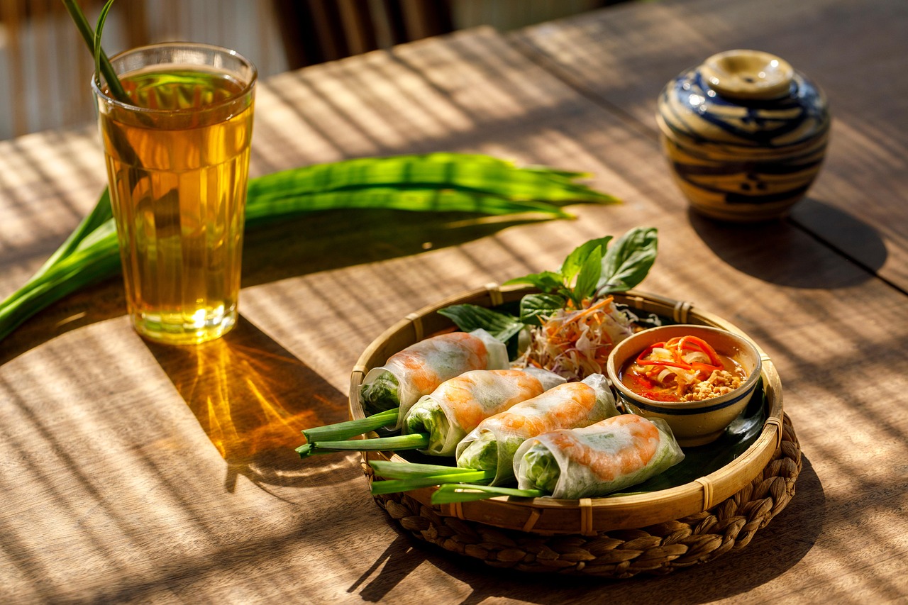 12 fresh rice paper rolls for a light, crunchy lunch