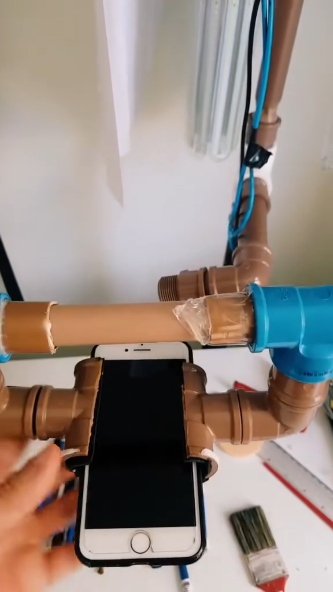 Suporte caseiro incrível feito com canos de PVC para gravação