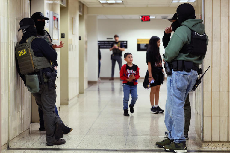 Trump administration to use government lawyers to represent migrant ...