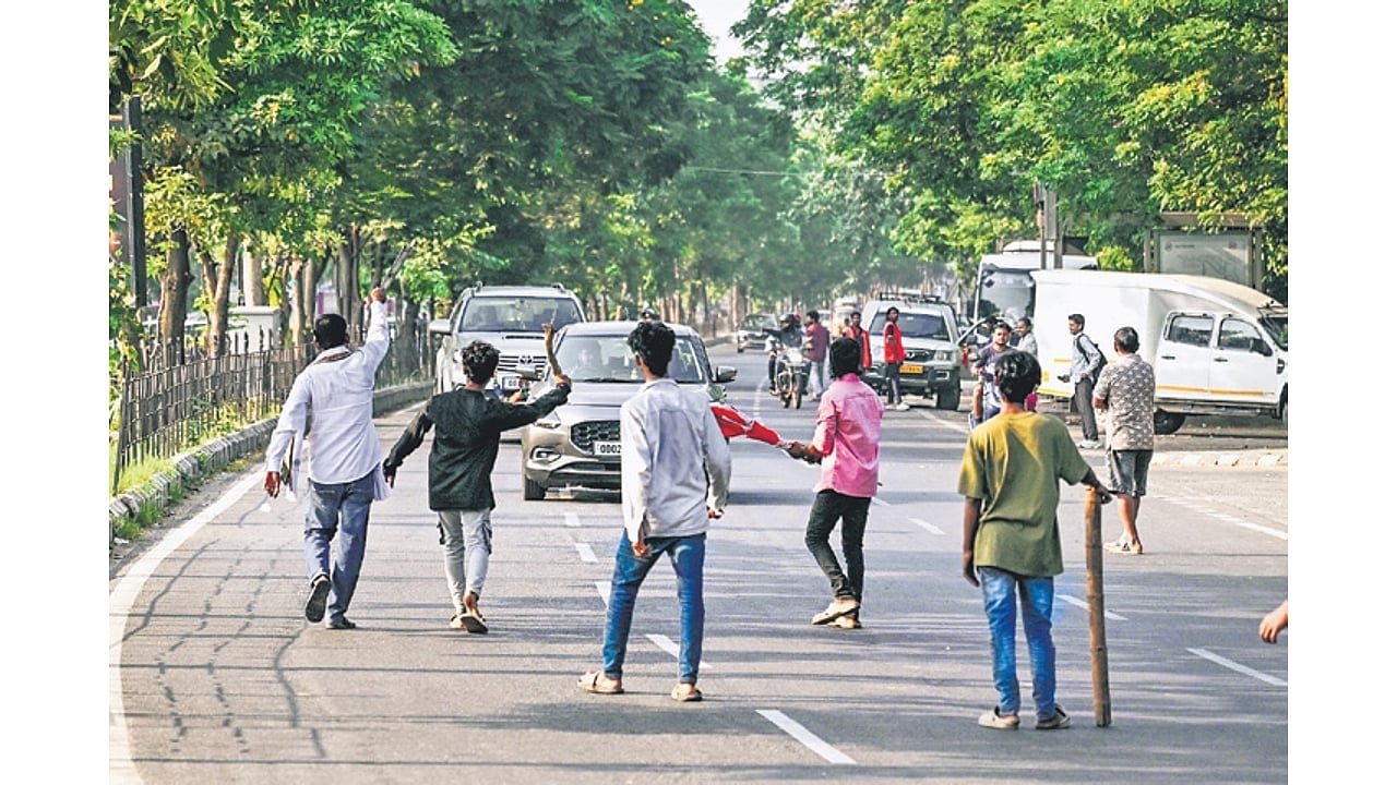 Police look on as strike disrupts life in Bhubaneswar