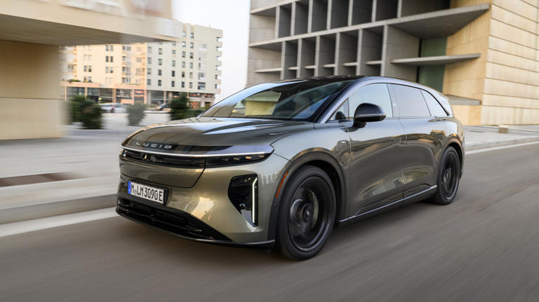 5 mid-size SUVs with better ratings than the Land Rover Defender