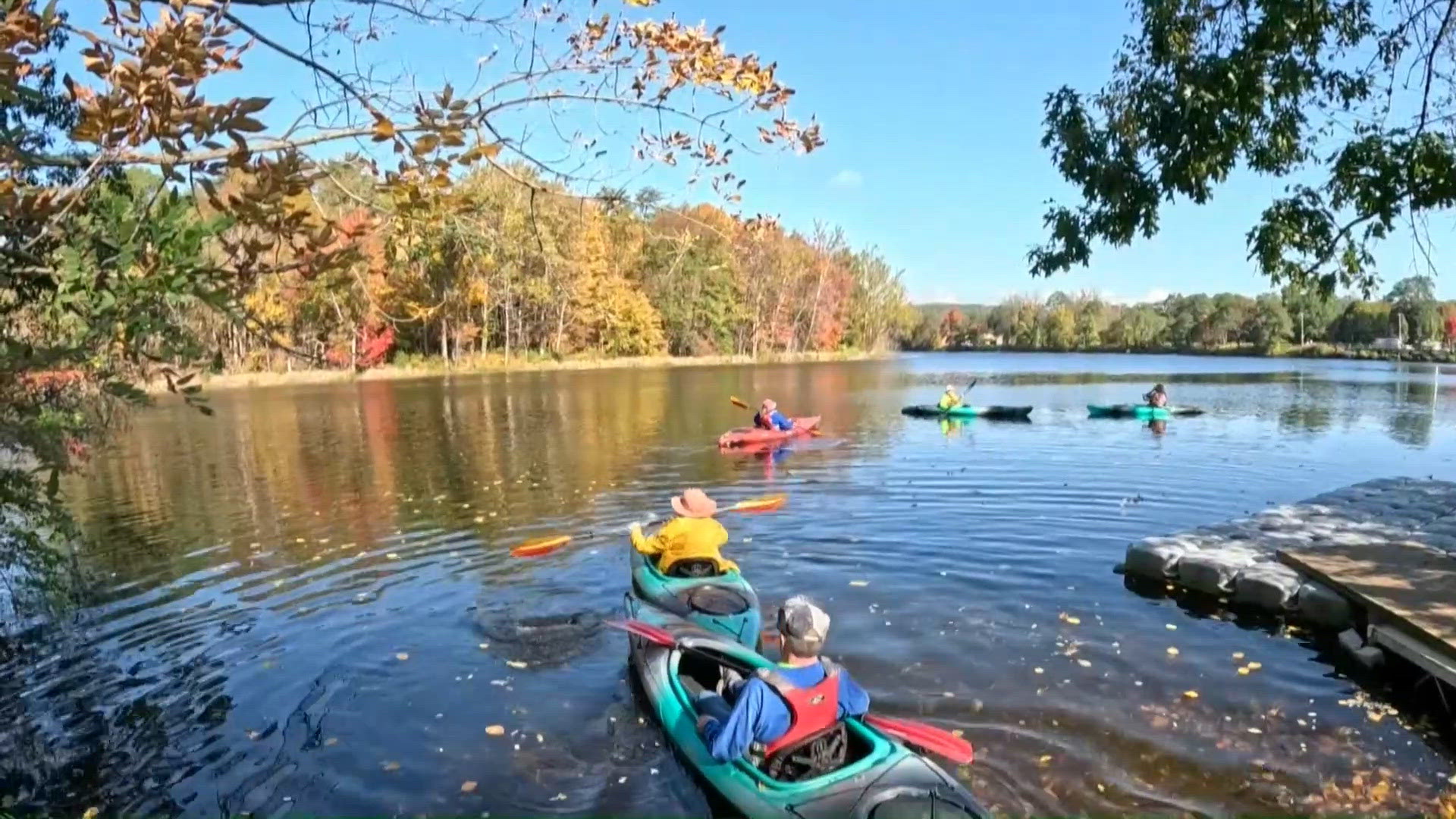 Fall foliage along Farmington River brings business to Collinsville ...