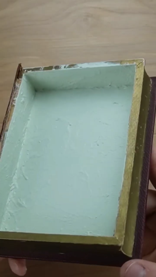 Crafting realistic miniature books using paper